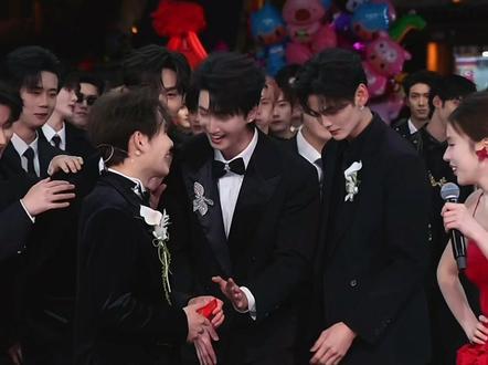 #龙浩天喊你回酉阳过年 #龙浩天男团银河系A #最帅男团 @龙浩天男团·银河系A(团队招优)PGY @A-以太⚡️ @A-夏天天🪽 @A-凡凡💜 @A-吉浩🌟 @A-一凡✨ @A-安心 ☀️ @A-子敬📧 @A-鬼鬼👻 @A-森森🧚 #PGY银河系