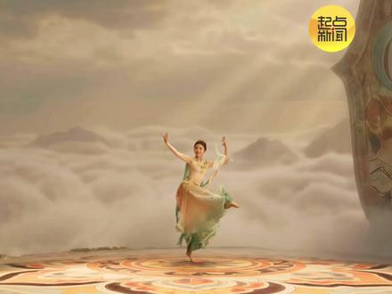 【一眼千年!刘浩存化身飞天舞者舞动丝路春晚】 从流光溢彩的壁画到精美绝伦的造像,青年演员@刘浩存 化身飞天舞者,领衔演绎舞蹈《千年一顾》,在接受起点新闻记者采访时,刘浩存介绍,她特意回学校找老师编排了舞蹈,之后反复练习优化。整个节目将现代和古典相结合,她希望通过这段舞蹈传递出传统文化的精髓。农历大年初一19点30,锁定#2026丝路春晚