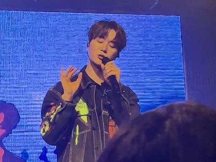 #陆虎反正都是我巡演
检查作业环节来啦!《看月亮爬上来》一句“向你告白”唱了七八遍,最后唱到自己都混乱了哈哈哈哈哈
内含:全员跑调、虎子飙长沙话、后排救场、前排继续跑调、“没事,你的音色很有质感”
#陆虎 #演唱会 #脱口秀 #livehouse