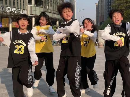 这首歌有点洗脑,还不快拉上你的好朋友一起拍它#越想我越生气 #闺蜜舞