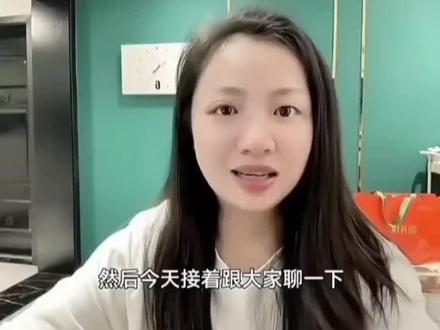 以前的视频,转发的!
张雪峰老师公司(峰学蔚来)001、002号员工
选对行业,跟对人有多重要
001号员工:万霞(霞哥)
(成都体育学院英语专业)
- 创业初期第一位伙伴,核心运营负责人,张雪峰最信任的“后背”
- 职位:战略运营中心负责人,把控直播、商务、背调等核心事务
- 入职:2017年,月薪3500元起步
002号员工:若凡
- 第二位员工,陪伴5年以上
- 职位:财务总监(中专毕业逆袭)
- 张雪峰曾飞河南为其证婚
专属优惠/特权(仅001、002号享有)
- ✅ 全年不坐班、不打卡,工资全额照发
- ✅ 上四休三,年带薪年假约80天
- ✅ 年薪百万+
- ✅ 生育奖励:一胎2万、二胎4万、三胎8万
(张雪峰婚礼当众承诺)