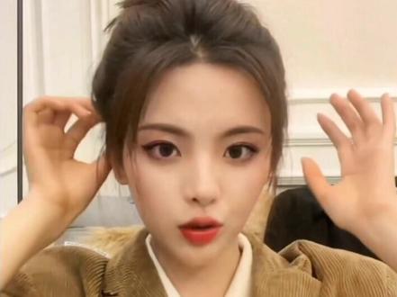 #杨超越 美妆博主杨超越再次上线,在线分享如何扎丸子头,你学会了么!