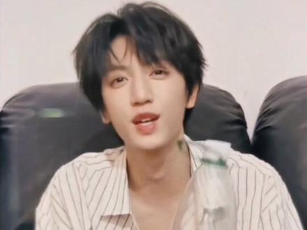 260510高会更新字幕版,大家可以一起祝张桂源生日快乐嘛 #张桂源 #张桂源顾晨阳 #高会 #十七岁生日快乐
是在16岁的最后几分钟想和我们一起度过的张桂 源,
是让我们祝他17岁生日快乐的张桂源,
是会给我们表演小时候魔术升级版的张桂源,
是把自己的心都给我们了的张桂源 ,
是依旧会跟我们说晚安的张桂源#生日快乐
十七岁的张桂源,请多指教💛