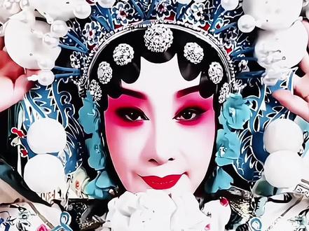 “我站在舞台中央,影子被钉在墙上……”
#主角 #秦海璐