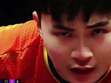 憋招 798 天!试拍 40 次的林昀儒,三碾压强敌零封夺冠 沉寂 798 天,被踢出外协 F4,排名遭 “男仆” 松岛辉空反超,林昀儒没有沉沦,反而躲进器材室试拍 40 余次默默磨刀。当外界都在讨论他的巅峰是否已过,质疑速度流的上限时,他带着新拍空降多哈赛场。零磨合、零适应,直接开启降维打击模式,奥恰洛夫、松岛辉空、张禹珍三大强敌全被零封,一路杀穿至决赛,全程仅丢四局强势封王。这不是简单的王者归来,而是器宗憋足大招的复仇宣言。从低谷到巅峰,从被质疑到碾压全场,林昀儒用一场酣畅淋漓的胜利证明:沉默从不是认怂,而是为了出手时寸草不生。#林昀儒 #林昀儒夺冠 #林昀儒采访 #林昀儒vs张本智和