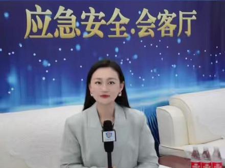 四川瀑布秋千致游客身亡,游客已呼救但无紧急叫停制动 5月3日下午,四川华蓥市玛琉岩探险公园内,一名女游客在体验瀑布秋千项目时,于高空惊呼安全绳“没拴紧”,随后绳索脱落、游客坠落,在送医途中不幸身亡。
#秋千 #四川