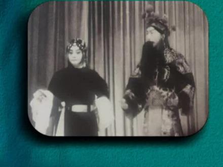 程先生留下的《武家坡》相关录音一共有四种:1936年胜利唱片录音、1945年的电台录音、1946年的实况录音以及1957年的完整静场录音。程先生的嗓音很有意思,在不同时期都有很明显的变化:20年代窄硬、40年代后渐宽,个人认为他30年代的最为完美——立音足,宽窄适中,音色极好,充满了女性的柔美。所以在上述武家坡录音中个人最喜欢的1936年的唱片版。彼时程谭二位均处于艺术上的盛年,珠联璧合的演绎堪称完美。需要注意的是程先生的这份录音与57年的唱法略有不同。#程砚秋#谭富英#武家坡#京剧#弘扬戏曲文化