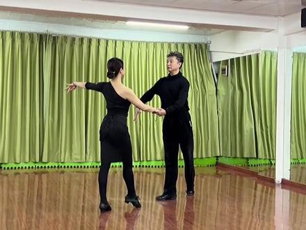 沈阳开放大学拉丁舞系
伦巴双人基础表演组合
