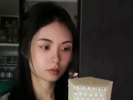 拼豆小夜灯2.0版本,尝试了旋转轴。实验结果是拼豆比较软,中间能加上旋转轴的话会更好,拼一颗空一颗的方式可以做出很规律的光斑,也可以通过空隙控制光的图案!这个很有趣噢!(十勤方块小图案来源隔壁薯的@沅周率)#拼豆 #十个勤天周边自制 #拼豆物料 #禾伙人周边 #手工diy