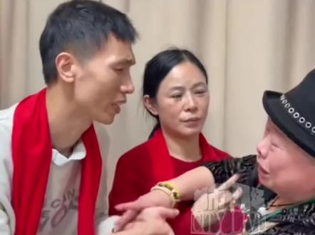 当看到李林的杨母打了李鑫,就明白李林这33年过得那叫一个水深火热啊,这一刻也只有养母明白李林这33年的含辛茹苦#李林#李鑫#寻亲