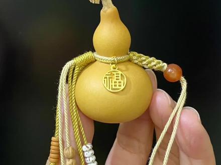 简单易学的-可抽拉流小葫芦包挂、手机坠教程都动动手来编编看哦
简简单单又很雅致的感觉有种沉静、安然的美配件用了,橘皮纹玛瑙
新月菩提、橄榄核和百香籽
流苏上串上自己喜欢的小配饰把。#一把葫芦的魅力 #纯手工打造 #好东西一起分享给大家 #原创作品 #万物皆可盘