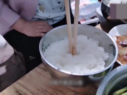 为什么吃饭不要把筷子插在饭碗中间呢?必须要知道的忌讳!#筷子 #忌讳