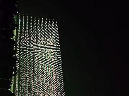 2026年央视春晚合肥骆岗公园分会场的无人机灯光秀,由 22580架 无人机组成 。这场表演还刷新了吉尼斯世界纪录,是“单台电脑控制最多无人机同时升空”的新纪录 。震撼!