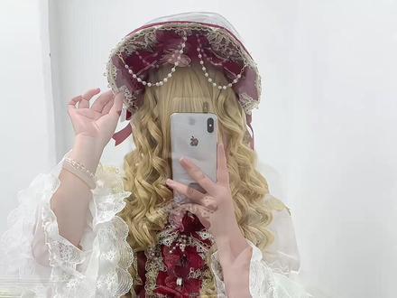 宝石之冕你很有名
这套裙子如果个人比较追求质量和细节的话就不太推荐,如果追求平价和拍照出片的话还可以#宝石之冕 #lolita #韩菇凉宝石之冕 #lo裙安利 #艾丽卷卷假发