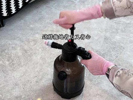 学会了这个拖地方法,干活省时又省力,拖完的地面干净没水印!喷壶还能洗车浇花,清理玻璃镜子#泡沫喷壶 #拖地 #清洁好物