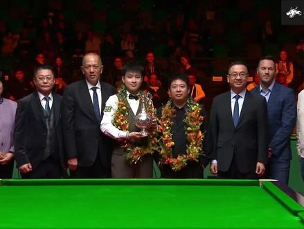 勇夺桂冠!赵心童力克张安达,荆龙见证中国力量 #斯诺克世界大奖赛 #赵心童 #赵心童夺冠 #荆龙球杆 #中国力量