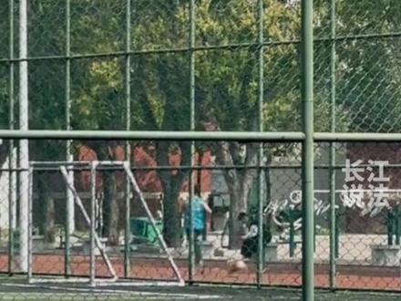 主人表示,自己是田径运动员,它从小就喜欢跟着自己一起训练,当了教练后,它会去和学生赛跑,但不会去追陌生人!#柯基#厉害了#田径