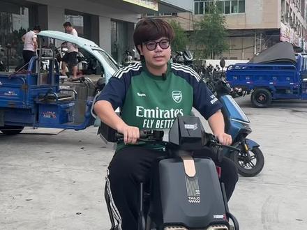 台铃新版赤兔!机甲风外观,颜值在线,动力强劲,骑着舒服。大电池,续航给力,日常通勤、接送孩子都很方便。支持手机APP智能解锁,多种解锁方式,操作简单。前后碟刹,制动灵敏,安全感满满。细节随时问我!#台铃电动车 #英明台铃 #聪仔说车 @DOU+小助手 @DOU+好生意 @DOU+上热门