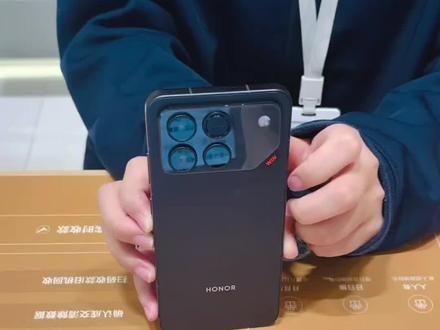 #荣耀win #荣耀手机 #超高音质手机 #手机
双8骁龙旗舰芯+10000mAh巨无霸青海湖电池+荣耀东风涡轮散热!
荣耀AI绿洲护眼电竞屏+重低音双扬+抢网通信双芯!
配置夯到顶,体验赢麻了!
荣耀WIN 3999元起售;荣耀WIN RT 首销立减100元,2599元起售。全版本限时享国补,至高送价值3829元权益。