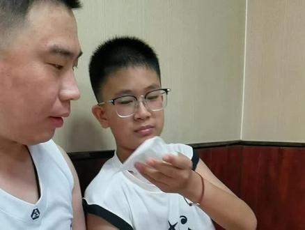 假期马上结束了,儿子这个假期每时每刻都在库先生身旁,库先生最严重的时候忘记了所有的事情,唯独没有忘了自己的儿子,出事的当晚在医院,我埋怨他受伤,如果真的你有什么事情我和儿子该怎么办,库先生还跟我说,孩子没有长大成人,我一定不能有事,这句话我记一辈子,在库先生心里,儿子是他的全部,和生命的延续。