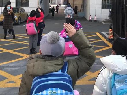 继红小学的同学们听到国歌响起,全部驻足,少先队敬队礼,非少先队笔直挺立。直到国歌结束,自觉混成一排入校。