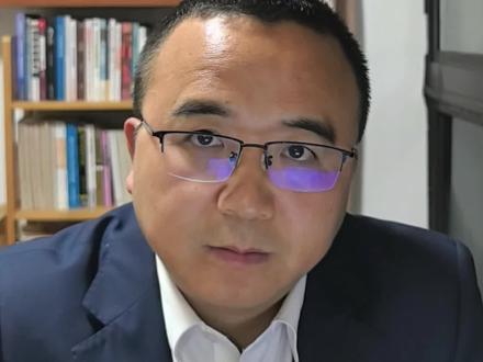 1月31日 白银历史性大跌的原因 昨晚,纽约期货交易所黄金最大跌幅12%,白银最大跌幅达到35%,
创出历史单日最大跌幅。
为什么昨晚贵金属出现这种跌幅呢?
市场认为是美联储新人选确定,特朗普宣布提名美联储理事凯文 沃克接替鲍威尔,
出任下一任美联储主席
是不是这个原因导致贵金属下跌呢?既是也不是。
在昨晚宣布提名之后,美元反弹,黄金、白银价格应声跳水,沃克之所以被特朗普提名,就是
其主张符合特朗普的需求——主张降息。但实际上沃克还有一个主张——缩表,沃克是美联储
量化宽松政策的长期批评者,它主张采取比现在更激进的措施来缩减美联储资产负债表。
而黄金白银走势与美联储资产负债息息相关,缩表导致黄金白银价格大幅下跌,这个在我们之前
视频里面有过分析。
为什么又说不是呢?
因为凯文沃克还主张降息——之前贵金属上涨的一个很重要的理由就是市场预计美联储进入
降息周期,那现在主张降息的沃克被提名,贵金属不应该上涨吗?怎么还下跌了呢?
这就是市场矛盾的地方,在上涨的时候找上涨的理由,降息,在下跌的时候找下跌的理由——缩表。
那贵金属为什么下跌呢?
其实根本的原因还是在于其上涨周期结束。贵金属上涨周期非常清晰,历史上有过两轮牛市,
分别是1970-1980年,1999年至2011年,本轮牛市周期开始于2015年至2026年,推动贵金属牛市
的主要驱动来自于全球GDP总量的上涨和美联储资产的扩张,当前贵金属价格上涨已经远超全球
GDP的上涨速度,而未来美联储进入缩表周期则完全扭转了其上涨趋势。
大家看过我们前面的视频还可以了解到,我们最早提出白银将进入疯狂阶段,一直在提醒参与
白银的风险,我们也没有参与白银后面的疯涨行情。尽管错过了,但一点都不后悔,
因为我们不知道疯涨会到哪个位置,会什么时候来一根巨大的阴线,就像昨天一样,
这个风险波动不适合我们。
对于未来白银的走势,把我们的想法分享出来,仅供大家参考,不作为投资建议。
有观点认为上涨没有结束,下跌之后又是继续买入的机会,我们没那么乐观。
从投资角度看,不论上涨周期是否结束,贵金属波动太大,都不值得继续投资。
可以关注其它商品机会。
如果后面有反弹,就是比较好的出货机会。
#贵金属 #白银 #黄金 #投资 #交易