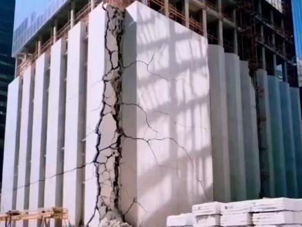纽约425米全球最高住宅已严重开裂
曾以425米高度创下“吉尼斯世界纪录认证的全球最高单功能住宅楼”的纽约432 Park Avenue,如今却深陷质量危机。这座建成仅10年的摩天大楼,外墙布满“成千上万条裂缝”,部分区域混凝土块脱落,核心承重结构出现深达25.4厘米的贯穿性裂缝,扩展速率远超安全标准,楼内存在1893项结构问题,超半数被评估为“生命安全风险”。
该楼高宽比达15:1,被业内戏称为“铅笔塔”,笔直长方体造型缺乏流线型设计,无法有效分散风力,正常天气下晃动明显,强风下刚性混凝土承受周期性应力,最终导致开裂。施工初期,工程师就预警使用白色混凝土打造极简外观会影响强度和耐久性,但开发商为追求美观,拒绝添加常规增强组分,还强行将装饰性混凝土用于承重结构。
2017 - 2021年间,大楼发生20余次严重漏水,内部钢结构腐蚀严重,部分构件腐蚀程度超安全标准3倍。今年4月,业主委员会对开发商提起1.65亿美元诉讼,指控其刻意隐瞒上千条严重裂缝和结构缺陷。若不进行全面修缮,后果不堪设想。这一事件为全球超高层建筑建设敲响警钟,警示在追求高度与美观的同时,绝不能忽视质量与安全。