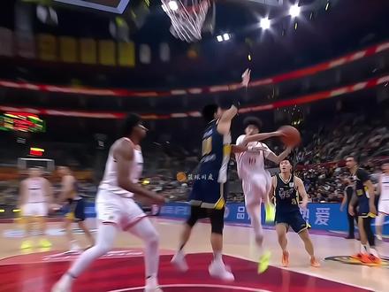 原来奥尼尔来打CBA就这感觉,大白边打爆广东内线,全场狂轰28分13篮板带队大胜广东队#大白边 #怀特塞德 #NBA