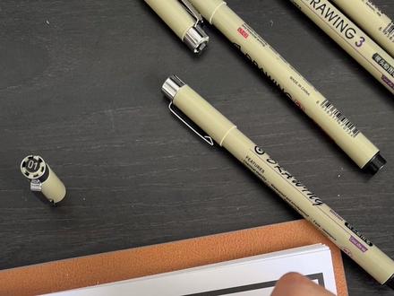 针管笔勾线笔,用过就爱上。假期帮外甥女做手抄报,发现用普通的勾线笔洇得纸透,还会积墨,但针管笔就没有这种烦恼哦。12支装,平均2r/支这个价格可还行??#针管笔手绘 #零基础学画画