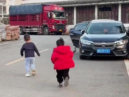 有时间再回来嗷! 春节返程,小朋友也有自己告别的方式!#小朋友也有属于自己的道别