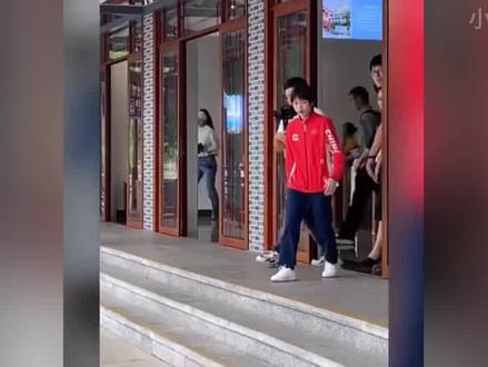 打破质疑!全红婵回北京训练,陈若琳骑电动车载全妹,师徒情深 #全红婵回北京又开始训练 #全红婵陈若琳