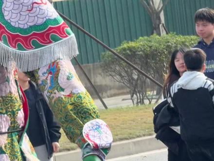 长乐游神实测|完结篇
按网友建议中午仙富村、晚上欧阳村,因体力有限只去了仙富村,没凑夜游神高峰,衣服没被烧坏、空气也不错,鼻屎都没黑。当天风超大,穿我的羽绒服超给力!吃到冰饭、鱼片超满足,捞化,炖罐,牛滑,花生汤只在洗浴中心吃过,外面没点,留给下次。
给还没来的朋友提醒:正月初十厚福村有盛大游神,有空的冲!#福建 #福建游神 #一个人旅行 #非遗