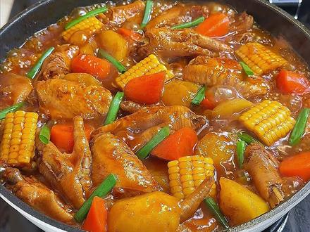 我儿子过年回来,点名要吃我做的鸡翅鸡爪煲,软烂脱骨又入味,酱汁拌着米饭,一口下去香迷糊了。#肉蟹煲 #年夜饭 #鸡翅 #鸡爪