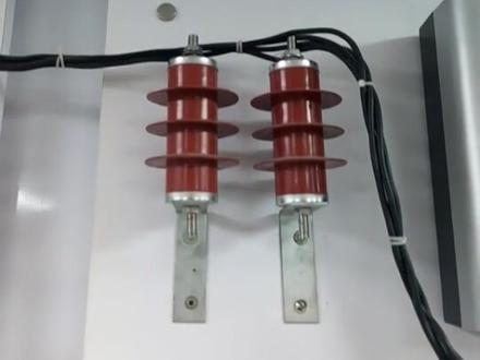 AILIFU艾礼富-电子围栏主机接线及安装方法 AILIFU艾礼富-电子围栏主机接线及安装方法
WS-8008-2L/6S-4P智能型网络脉冲电子围栏主机:
●4.8寸超大LCD液晶显示屏,设备系统可支持10000个防区;
●双防区4线制/6线制显示布、撤防及各种报警状态;
●每根网线运行电压,每线有电击,相邻两线有压差;
●高压设置范围5~10KV、低压设置范围700~1000V;
●高/低压输出脉冲手动切换、远程设备控制切换功能;
●网络围栏主机可通过键盘控制器、中心软件等多种远程集中管理方案;
●10M/100M网络和可输出DC12V警号及常开/常闭的短路、断线、防拆报警、开关量输入报警等;
●可选4AH 续航电池保证市电停电后持续工作8小时;
●4线带旁路防短接功能和触网功能;6线带触网功能(需定制)
#电子围栏厂家#电子产品 #电子围栏安装 #工厂实拍视频 #工业自动化