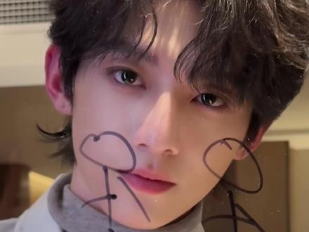 小画家上线🎨送你一张属于我们的新年合影 #多闪2026马上遇见 #在多闪世界和明星拍新年大片