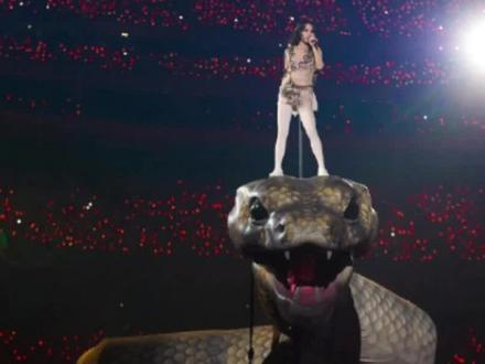 蔡依林踩蛇出场