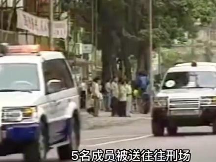 1998年初而嗅到危机的张子强决定到内地去躲一躲,香港警方立即与广东警方联系,最终张子强和胡济舒在广东江门大桥被逮捕
张子强使用的是假身份,一开始他咬死自己只是从香港来大陆的生意人,不过他不知道的是大陆和香港的法条不同
你不承认咱就一直关着,扣押72小时时效是从确认身份开始的,就这样张子强和胡济舒在广州扣押了足足小半年
而这段时间广州警方也掌握了他所有的犯罪证据,他们的同伙也有不少落网
按照大陆的法律,张子强等5名犯罪分子最终数罪并罚被判死刑,判决出来来张子强的妻子为了救他出来,曾花9000万收买一位自称“内部高层”的人,只是钱刚打过去“高人”就失去了联系
对于判决张子强等人不服提出上诉,不过终审最终法院决定维持原判
