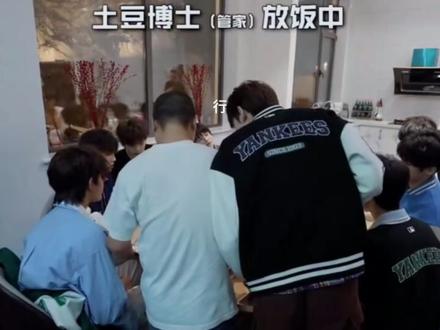 震惊,荣耀之战后台花絮原片流出🫢🫢🫢#tf三代 #荣耀之战 #top登陆少年组合 #七匹狼 #陈天润