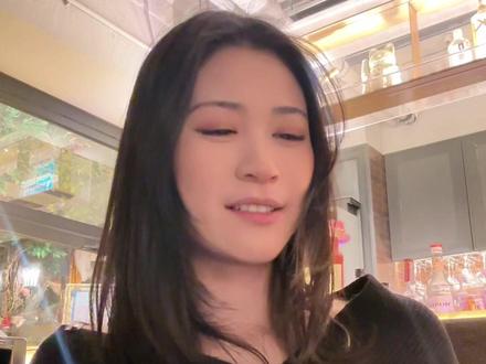 这才是真正顶级的爱自己!我终于找到了答案 爱自己和取悦自己 是两个不同的境界。
多数人的爱自己是取悦自己:只做让自己舒服的事,只享受我想享受的东西,以自我感受上的舒适为唯一标尺。这当然是爱自己,却只是比较浅层的。
而终极的爱自己,是连自己不舒服都是能接受的。不管我是什么状态,我都可以全然接纳。
佛陀他老人家当年早已道破:人生不是没有痛苦,而是 对于痛苦或者不痛苦,舒服或者不舒服,我都能以平等之心、平常心去接纳并且面对。不评判、不抗拒,只是如实观察生活中的一切发生。
接纳自己的任何状态,才是爱自己的终极答案。
#爱自己 #女性成长 #接纳自己 #girlstalk #修行