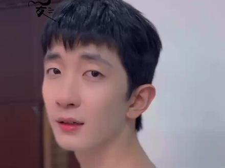 #我有一个朋友定档 注意看,这个男人叫大帅,但他的真实身份其实是……江湖奇才岩四方!#我有一个朋友