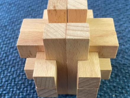 鲁班锁笼中取宝,拆开简单,组装的时候很多人卡在最后一步,来跟我一起学习吧#鲁班锁 #益智玩具 #让孩子远离手机#提升专注力 #抖音小助手