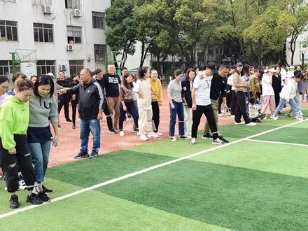 文昌小学第二届田径运动会,教师两人三足趣味运动接力赛#活力校园 #校园运动会 #趣味运动