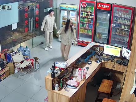 过了个难忘的520,不过话又说回来,昨天520谁在我回来的路上发毒誓了?#监控下的一幕 #一定要看到结尾 #520发誓 #淋雨 #兔子夫妇