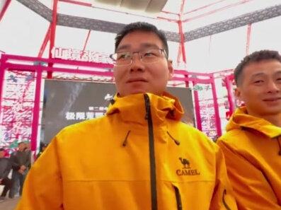 每人3.2万元现金当场发! #七星山荒野求生为14名选手颁发晋级奖 #七星山荒野求生决赛即将开启 冠军将再奖励20万元