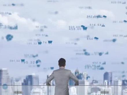 最近资本市场有个概念火得不行——太空光伏。A股相关概念股连续涨停,券商研报铺天盖地,什么"万亿蓝海"、什么"下一个光伏革命",听得人热血沸腾。但就在这股热潮中,中国光伏行业协会站出来说了句实话:"目前,太空光伏技术仍处于探索和验证的初期阶段,确定明确的技术方向为时尚早。"
这话就像一盆冷水,但也是一记警钟。
咱们先说说这事儿是怎么火起来的。据我了解,最近有传闻称马斯克团队在调研太空光伏技术,市场瞬间被点燃。券商研报开始力推异质结和钙钛矿技术,说这两项技术特别适合太空应用。研报之间互相引用、相互回响,资本市场顿时沸腾了。但问题恰恰出在这里——这些推荐更多是基于金融机构自己提出的"降本逻辑",而非经过验证的工程现实。
那么,真实的太空光伏技术现状到底是什么样的?
让我带大家看清三条技术路线的真实面貌。
第一条路线,是已经"在天上"的砷化镓电池。 这是目前商业航天和空间站的主流选择,2024年全球市场规模约4.25亿美元,预计到2031年将达到5.9亿美元。这种电池采用三结叠层结构,在太空中的转换效率能做到30%以上。更重要的是,砷化镓电池经过了长期的在轨验证——国际空间站使用15年后,电池效率仍能保持88%。这种可靠性,是任何新技术都无法比拟的。当然,它的缺点也很明显:成本极其高昂。但在太空中,可靠性比成本更重要。
第二条路线,是资本市场热炒的异质结技术。 这种技术确实有优势:P型超薄异质结电池可以做得非常薄,能减轻发射载荷,降低火箭发射成本。抗辐射性能也不错,温度系数低,在太空极端温度下表现稳定。但问题是,这种"薄片化"优势目前还停留在理论和实验室阶段,距离真正的大规模航天应用还有相当长的路要走。业内企业虽然纷纷表态布局,但真正的在轨验证数据还很缺乏。
第三条路线,是备受瞩目的钙钛矿技术。 这确实是个充满想象力的方向。理论上,晶硅钙钛矿叠层电池的转换效率极限能超过43%,远超传统晶硅的30%。更神奇的是,钙钛矿材料展现出独特的"自愈"能力——在遭受高能粒子辐射后,通过热退火或光照能恢复部分性能。研究显示,在1MeV电子辐射下,钙钛矿电池性能仅下降约10%,而同等条件下砷化镓电池下降约40%。不过,这里我必须强调一个关键事实:目前钙钛矿技术的主流应用仍集中在地面电站,太空应用尚处于探索阶段。
#太空光伏 #晶科能源 #晶盛机电 #高测股份 #TCL中环
