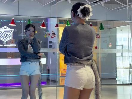 姐妹萌,简单又好看的古风摇来啦~
#瓜蛋摇 #女儿心如水舞蹈 #卡点舞 #抖音热门舞蹈计划 #舞蹈教学