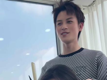 #鲻鱼头 #宝藏发型师pk赛 无性别鲻鱼头: 灵魂在于他的层次空间线条感和后脑勺的饱满点!#懂你的发型师