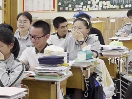 初三最后一次听力测试,同学们正准备答题,竟等来了一首《纪念》,大家纷纷抬头感动落泪。
