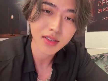 蔡徐坤时隔七年突袭直播 没参加宗门大会的降为鸡杂! #蔡徐坤 #ikun #真爱粉 #直播 #名场面