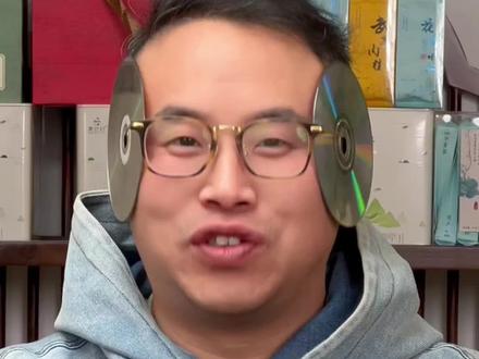 蒙眼猜茶挑战! 吃茶了老铁,又到了考验我评审茶叶的时刻了,这次好像出丑了,全怪辣条!#美食测评 #这一口简直香迷糊了 #吃茶 #今天你喝茶了吗 #蒙眼挑战